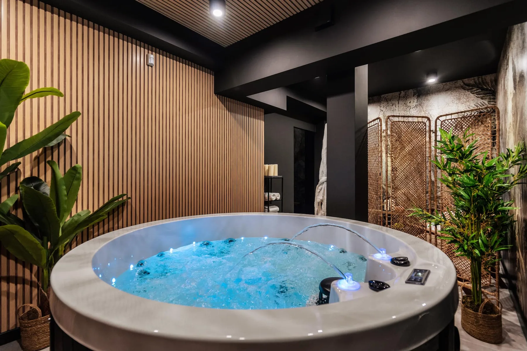 Six-person jacuzzi in the spa of Villa Wola